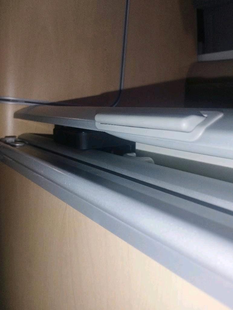 Cali-Gadgets Kühlschrank Offenhalter für VW T5 T6 California – Perfekte Lösung für einfachen Zugriff im California, Ocean & Coast Modellen – Ideal für Camping & Reisen