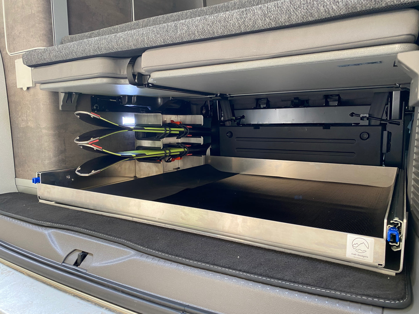 Cali-Gadgets Skihalter inkl. Montagematerial für Heckauszug – Passgenau für VW T5, T6, T6.1 California Beach, Ocean & Coast (710, 810) – Robuste & Einfache Lösung für den Wintersport