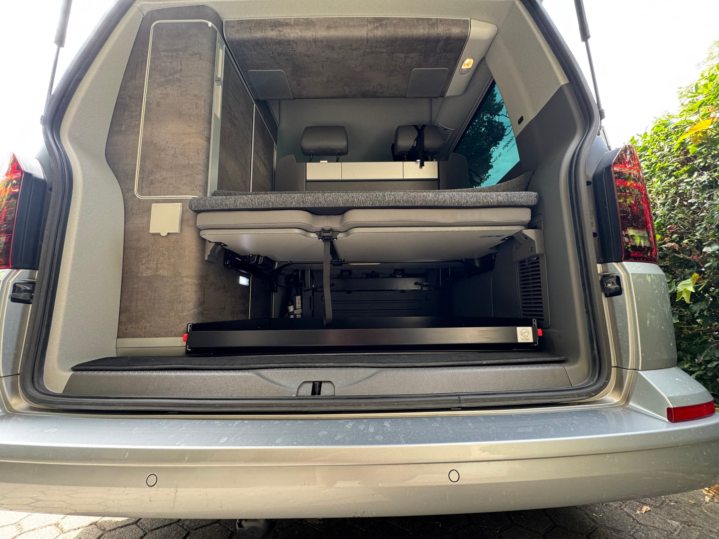 Cali-Gadgets Heckauszug 710/810 für VW T5 T6 T6.1 Bulli & California – Perfekte Stauraumlösung für Ocean, Coast & Beach Modelle – Mehr Komfort beim Camping