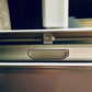 Cali-Gadgets Kühlschrank Offenhalter für VW T6.1 California – Perfekte Lösung für einfachen Zugriff im California, Ocean & Coast Modellen – Ideal für Camping & Reisen