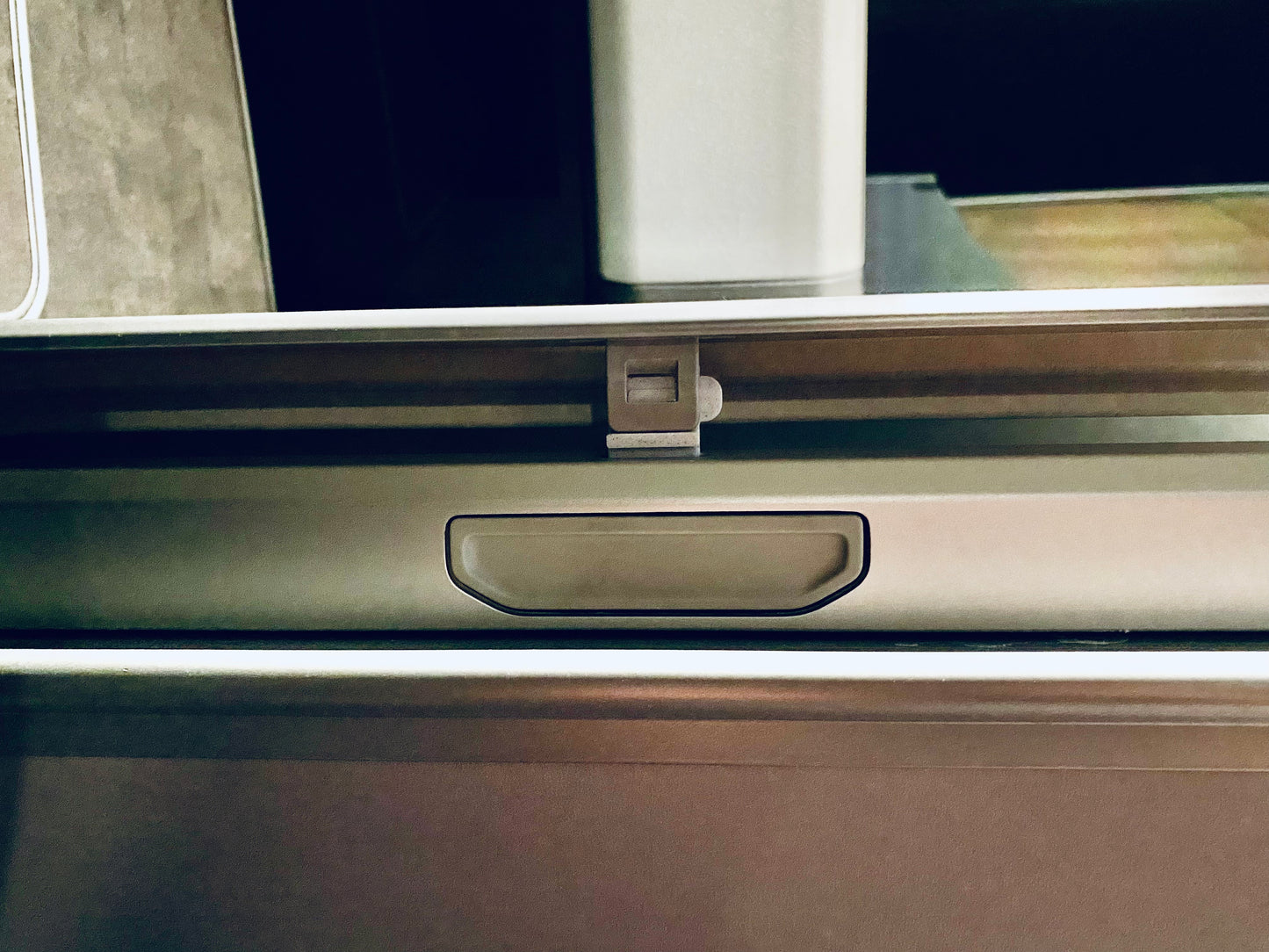 Cali-Gadgets Kühlschrank Offenhalter für VW T6.1 California – Perfekte Lösung für einfachen Zugriff im California, Ocean & Coast Modellen – Ideal für Camping & Reisen